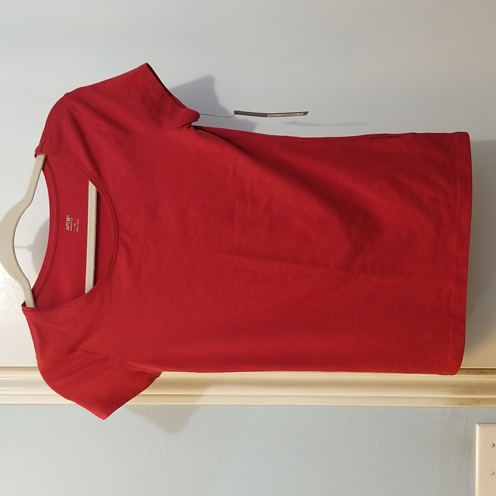 ## 3/$15 Bundle Eligible##   Red cap sleeve t shirt XS NWT